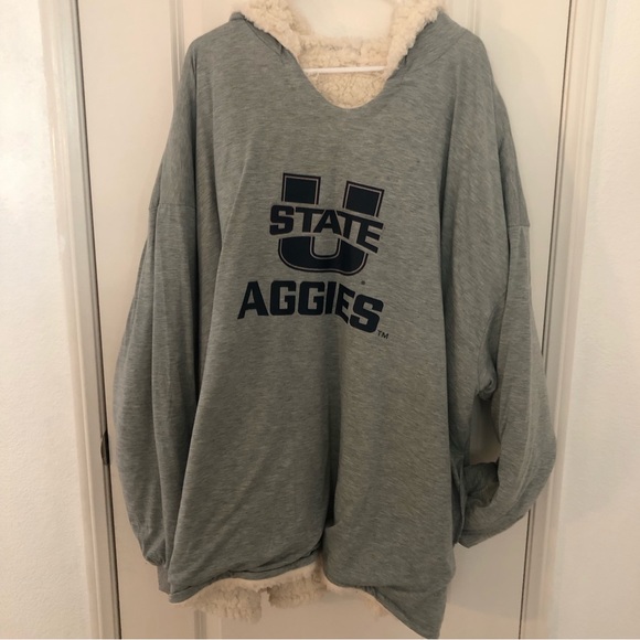 Foco Tops - NWT Utah State Aggies Team, Oversized Reversible Hoodeez Sweatshirt